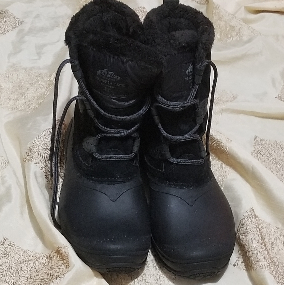 black north face snow boot with fur in the inside